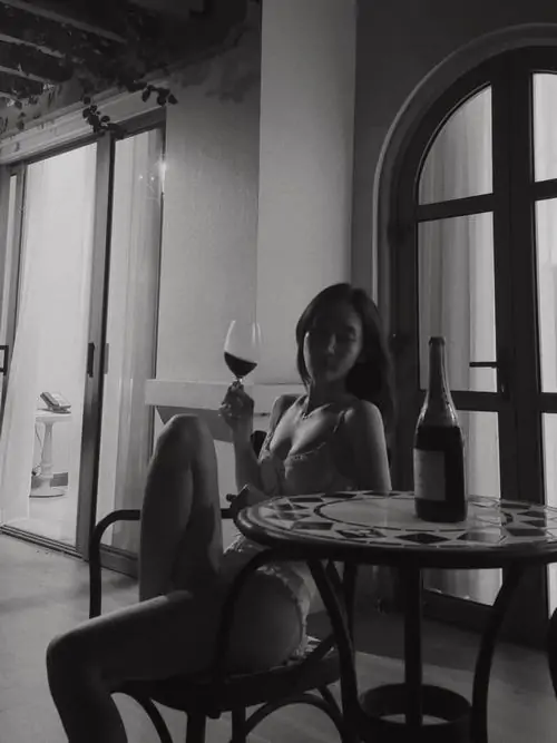 15 Tấm ảnh đen trắng này mang sắc thái trầm hơn khi Juky San ngồi bên bàn gần cửa sổ vòm, ánh sáng hắt nghiêng tạo lớp cảm xúc sâu lắng, cho thấy hình ảnh không chỉ tươi sáng mà còn rất có chiều sâu