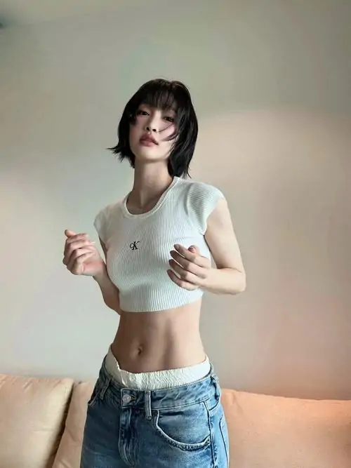 18 Trong khung ảnh đơn giản này, Juky San mặc áo trắng ôm nhẹ và quần jeans xanh, mỉm cười với hai tay giơ lên rất tự nhiên, đem lại cảm giác gần gũi, tươi sáng và có chút tinh nghịch đúng kiểu đời thường đáng mến