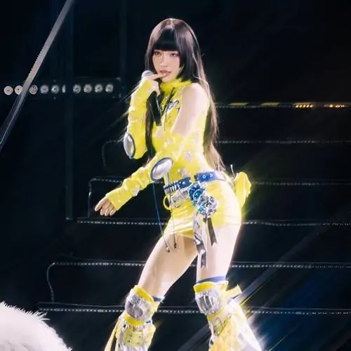 19 Bức hình sân khấu khiến Juky San trông như nhân vật bước ra từ thế giới tương lai với bộ đồ vàng phát sáng và đường nét sắc gọn, tổng thể rất hút mắt, vừa cá tính vừa lạ, làm tăng cảm giác gây chú ý mạnh