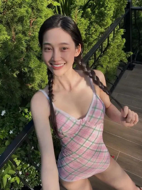 3 Trong ảnh Juky San phong cách nàng thơ, cô mỉm cười rất tươi khi vịn tay vào lan can, chiếc váy lưới caro ôm nhẹ cơ thể khiến tổng thể vừa trong trẻo vừa playful, nhấn vào thần thái nữ tính và ánh sáng tự nhiên