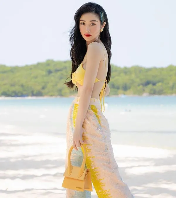 48 Ảnh bikini Vũ Phương Anh gợi ý phối đồ đi biển tối giản, trẻ trung hiện đại