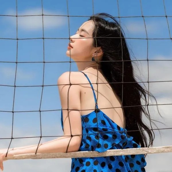 35 Góc chụp gái đẹp bên hồ bơi cầm tay bạn diễn áo sọc dáng nghiêng khoe đùi dài rất nữ tính