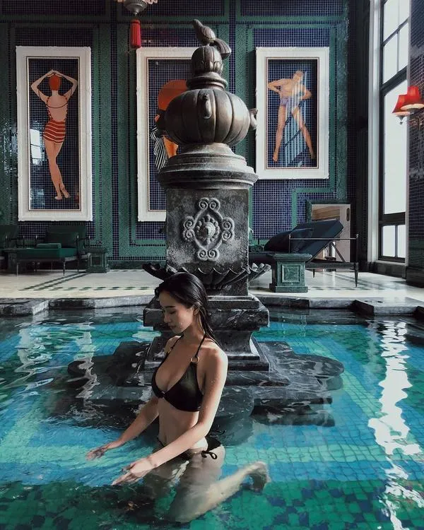 4 Góc chụp gái đẹp ngồi mép nước tạo dáng nhẹ tay ôm gối gương mặt thanh thoát tóc ướt ôm vai