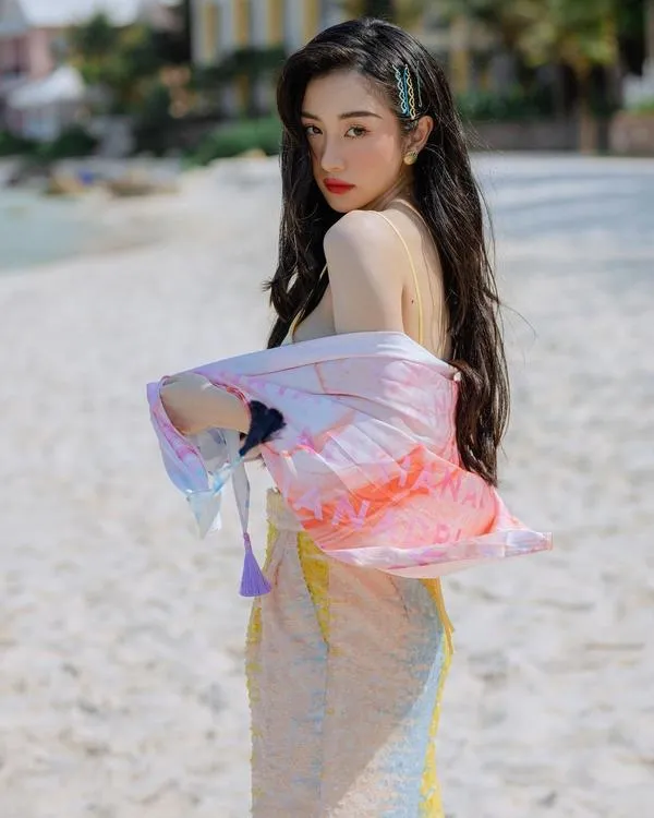 37 Khoảnh khắc thiếu nữ ngồi trên cát ướt dáng thon tóc rối nhẹ da sáng và ánh mắt dịu