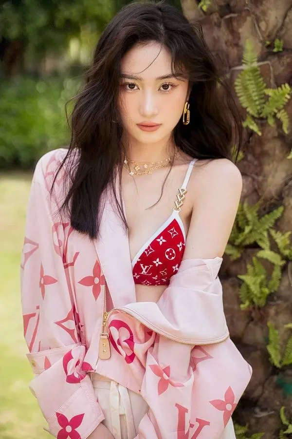 16 Vibe nàng thơ ngồi xếp bằng nhìn mặt nước nắng sớm làm da mềm bikini vàng tôn vòng eo gọn