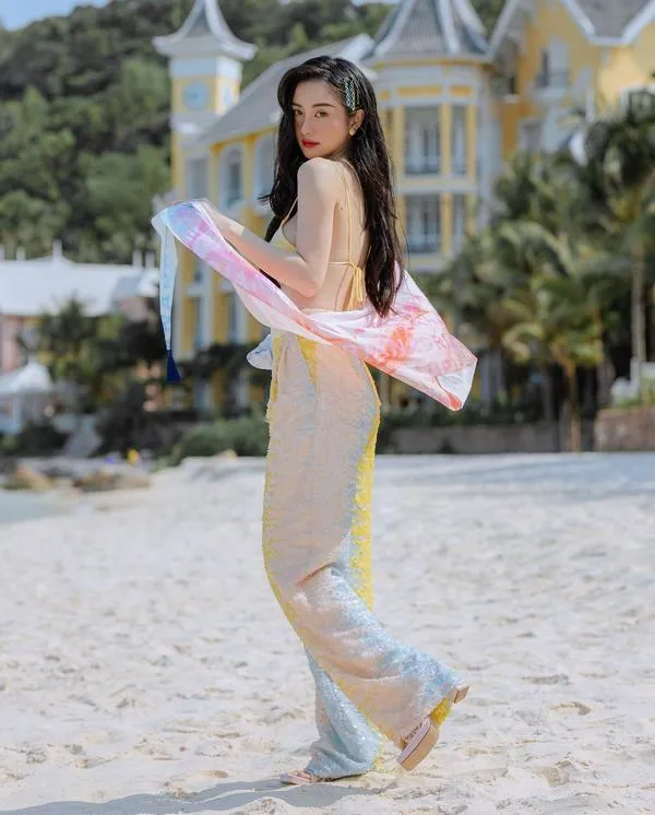 22 Hình Jun Vũ áp sát máy với đồ bơi hồng da trắng mịn đôi mắt sáng tóc rẽ ngôi gọn