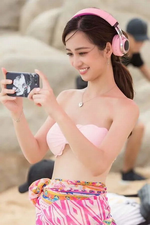 28 Cảnh cô gái tạo dáng trước phông đỏ tóc dài buông lơi da mịn và đường cong nổi bật