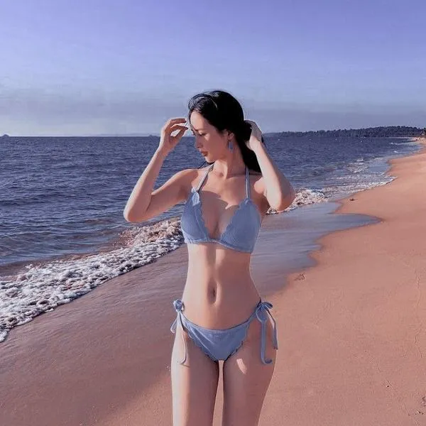 31 Góc cute quay lưng bikini hoa bên bờ biển tóc tết dài da sáng và dáng đứng rất cuốn