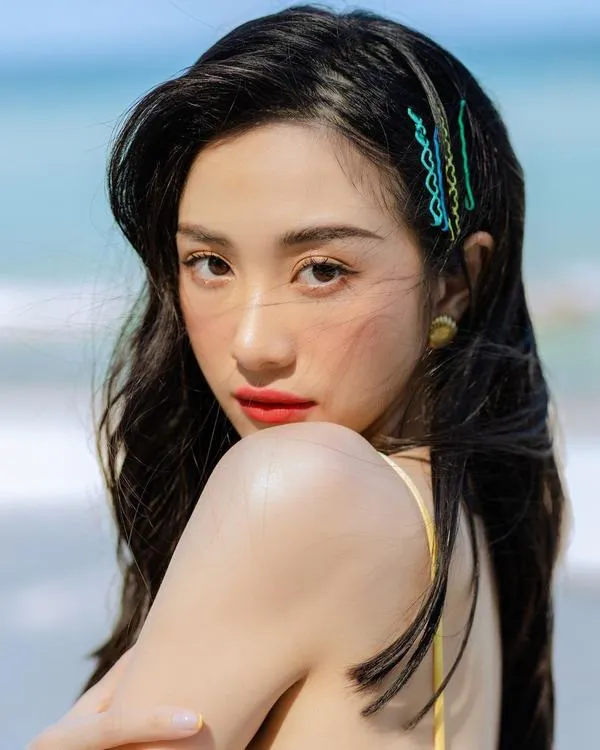 33 Ảnh Jun Vũ chân dung bikini vàng gương mặt thanh tú tóc ướt nhẹ ôm má nhìn vừa sang vừa ngọt