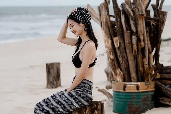 41 Góc cute selfie với bikini xanh rêu đeo kính tóc gọn sau tai da mịn và ánh nhìn rất quyến rũ