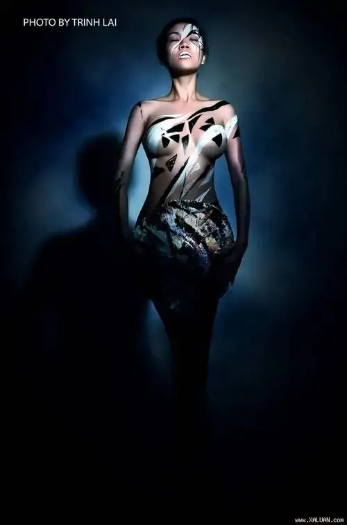 38 Tông xanh đen bao lấy cơ thể được vẽ sáng như kim loại, người mẫu ôm mình trong bóng tối với ánh nhìn hướng lên, ảnh nuy nghệ thuật thiên về ý niệm, làm bật tính biểu đạt và vẻ đẹp hình thể rất mạnh