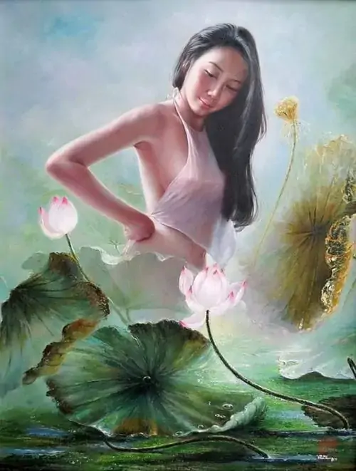 10 Giữa hồ sen xanh, người mẫu nghiêng người trên lá lớn với nụ cười nhẹ, làn da hồng nổi bật trên nền nước, ảnh cơ thể nghệ thuật kết hợp phông nền thiên nhiên và vẻ đẹp hình thể theo cách rất mềm và thơ