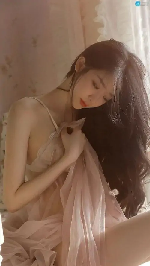 13 Tấm hình chân dung nuy bắt trọn dáng người tựa nhẹ bên rèm mỏng, lớp vải phủ hờ khiến chuyển động của thân thể trở nên mềm hơn, ảnh khỏa thân thẩm mỹ làm rõ xương quai xanh và cảm xúc nguyên bản đầy nữ tính