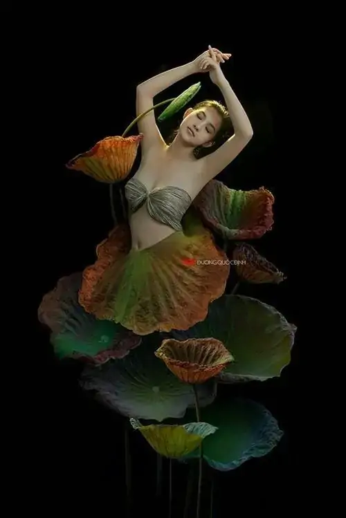 36 Bức ảnh hình thể khai thác dáng múa lặp lại với lớp lá xếp quanh hông, cơ thể mảnh nổi bật trên nền đen sâu, ảnh cơ thể nghệ thuật đặt trọng tâm vào chuyển động cánh tay và nhịp hình khối giàu thẩm mỹ