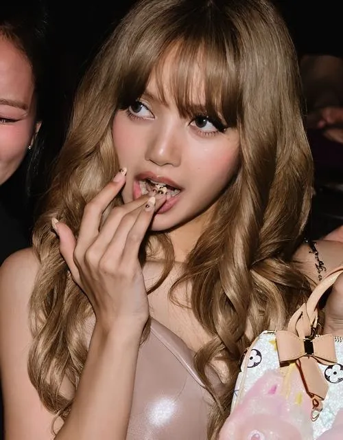 31 Ảnh Lisa Lalisa Manobal với mái bằng thương hiệu, visual búp bê K-pop sắc sảo