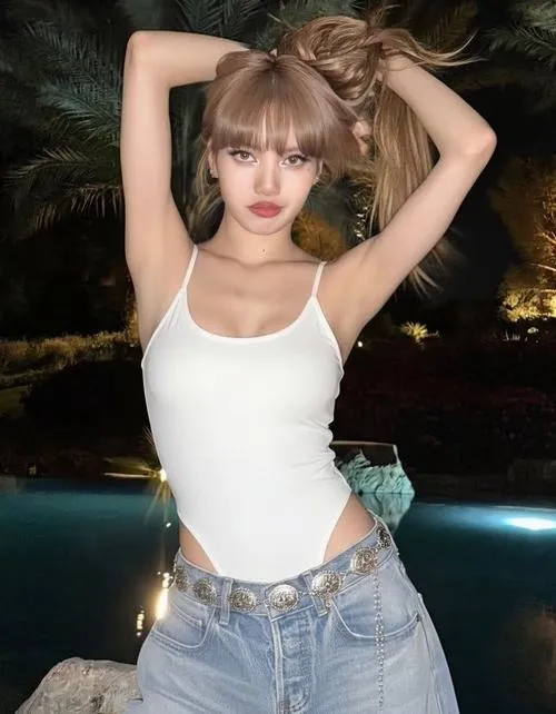 50 Khám phá ảnh Lisa với những khung hình tôn gương mặt búp bê sống và thần thái đỉnh cao