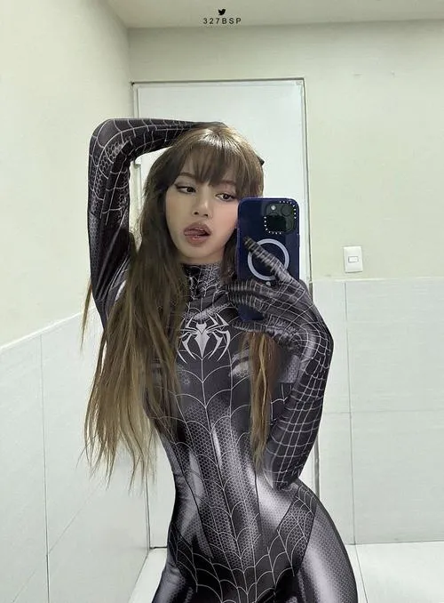 34 Bộ ảnh Lisa Lalisa theo concept thời trang cao cấp, từ streetstyle đến luxury runway