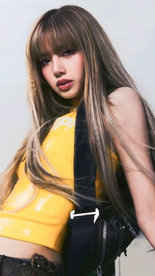 36 Ảnh Lisa rapper Blackpink với makeup sắc nét, ánh mắt nổi bật và vibe cool girl