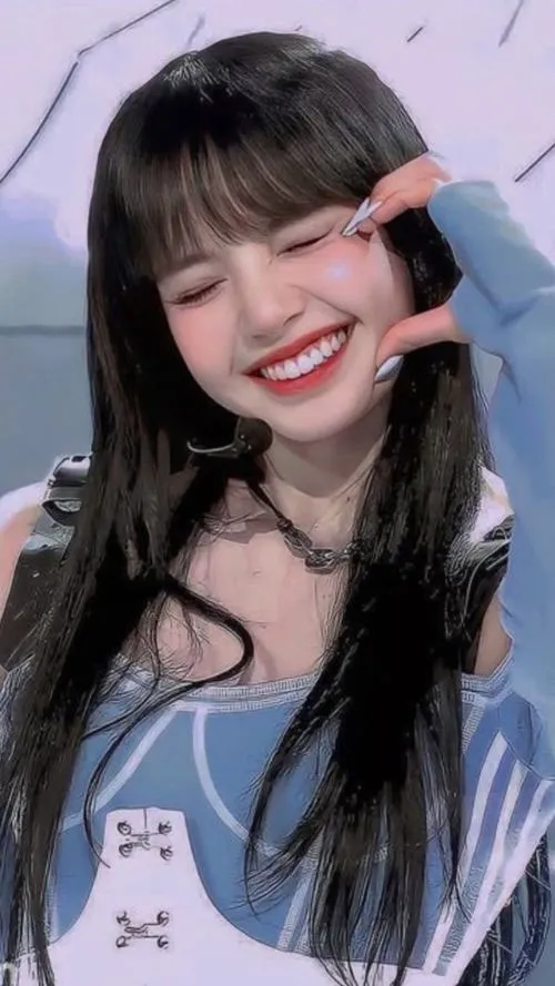 30 Em út quốc tế cười tươi trong ảnh selfie áo tím với mái tóc dài mềm và nét đáng yêu