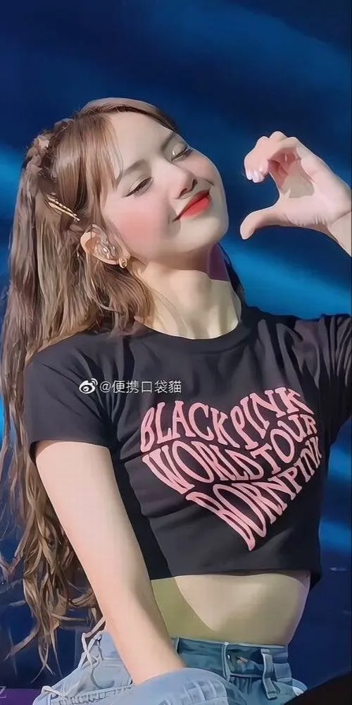 15 Em út quốc tế mặc áo đen in chữ làm tim bên má tạo nét đáng yêu và tươi vui