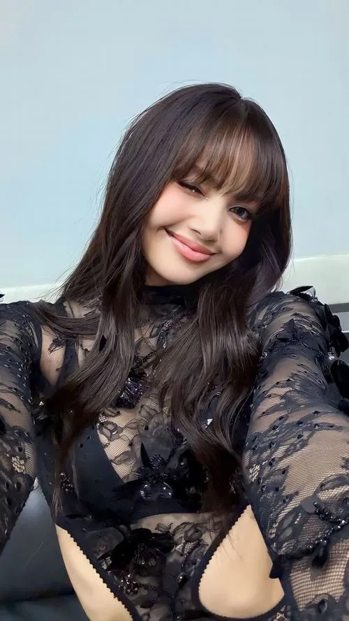 17 Lalice trong váy ren đen ôm dáng cúi đầu mỉm cười gợi vẻ bí ẩn và nữ tính trưởng thành