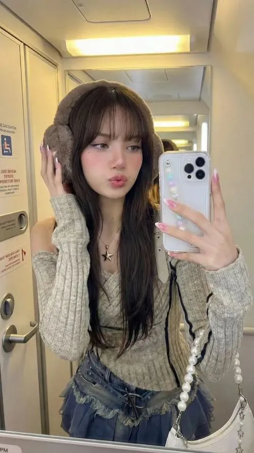 23 Flying Lisa chụp gương với tóc đen dài áo len xám và vòng eo gọn trong khung phòng