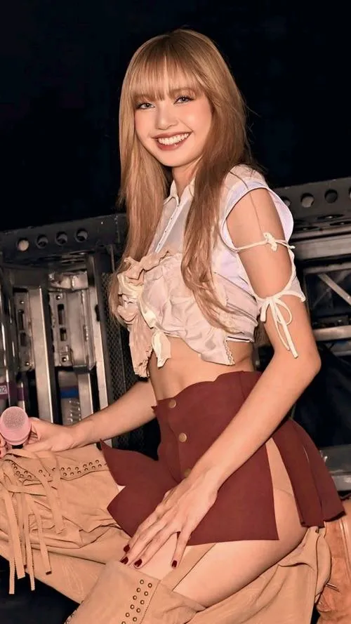 29 Pokpak ngồi trên xe trong váy hồng xếp ly khoe đôi chân dài và nụ cười rạng rỡ