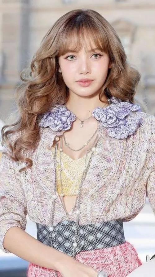 3 Lalisa xuất hiện như búp bê sống với tóc xoăn nâu áo bèo pastel và gương mặt ngọt đầy cuốn hút