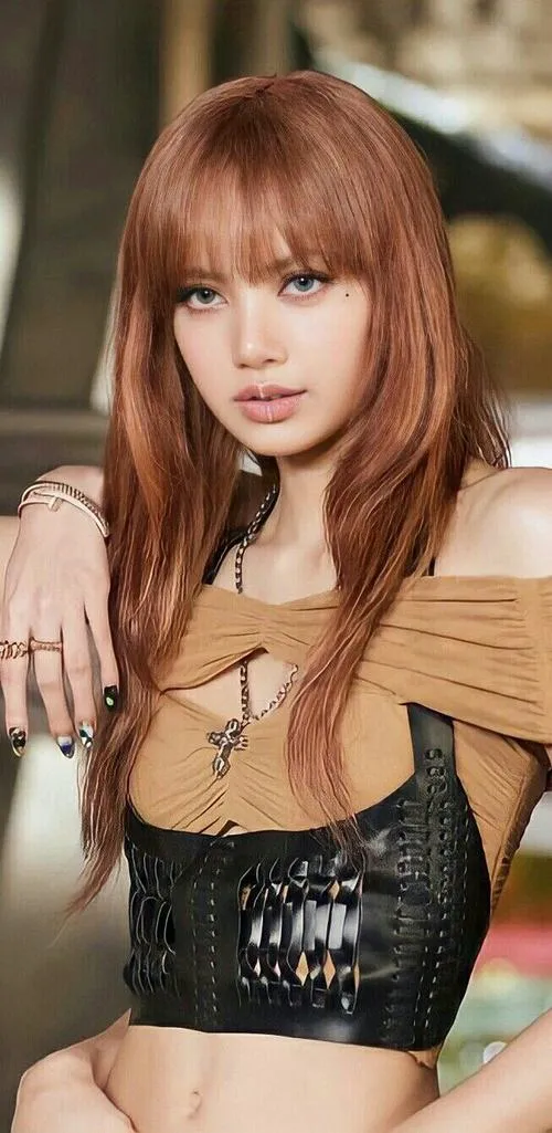 6 Lili ngồi tựa ghế với mái tóc nâu dài và phong cách thời trang quyến rũ tôn vẻ nữ tính hiện đại