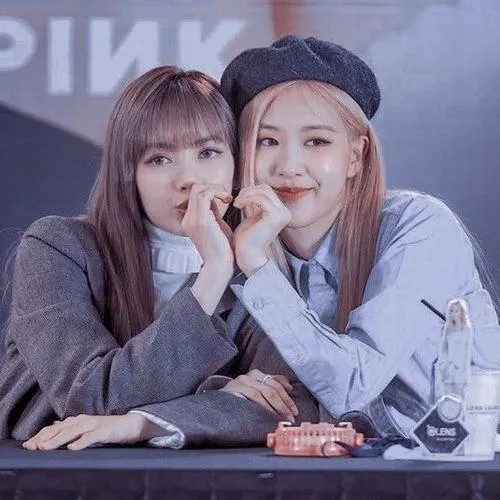 40 Ảnh Lisa và Rosé cute với vẻ đẹp nổi bật và phong cách thời trang trẻ trung