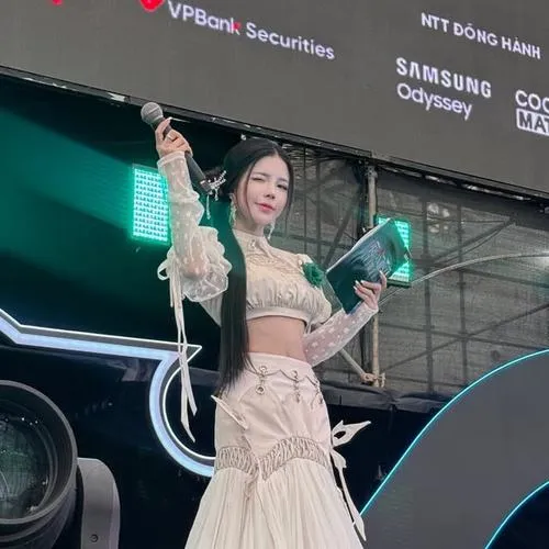 18 Ảnh Mai Dora đẹp khi phối trang phục ôm dáng cùng ánh mắt mềm tạo nên hình ảnh vừa sang vừa cuốn