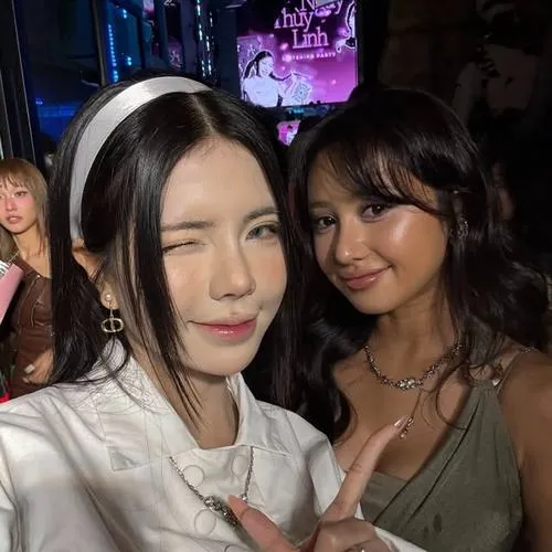 19 Ảnh Mai Dora trong trang phục thanh lịch bên ánh đèn trường quay đem lại cảm giác chuyên nghiệp và đầy cuốn hút