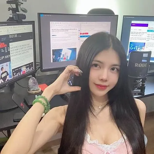 20 Ảnh MC Mai Dora nghiêng vai nhẹ bên máy ảnh chân dung tạo nên hình ảnh vừa gợi cảm vừa rất duyên dáng