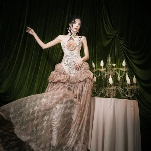 23 Ảnh Mai Dora đẹp với kiểu tóc gọn gàng và ánh nhìn sâu làm bật khí chất hiện đại rất hợp phong cách nữ MC