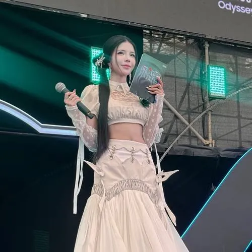 27 Ảnh nữ thần VCS được chụp ở phông nền tối làm bật thần thái cuốn hút và cảm giác bí ẩn đầy mê hoặc