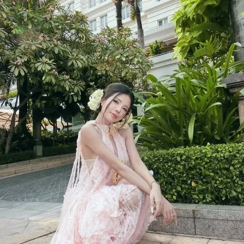 4 Hình Mai Dora trong bộ váy quyến rũ kết hợp nụ cười duyên khiến tổng thể vừa mềm mại vừa nổi bật đầy nữ tính