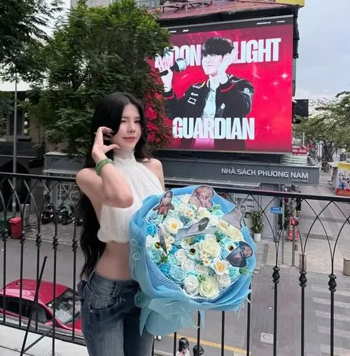 10 Ảnh Mai Dora đẹp với nụ cười nhẹ và mái tóc uốn mềm giúp tổng thể trở nên nữ tính thanh thoát hơn