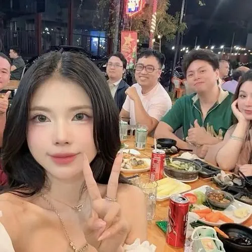 12 Hình Mai Dora cười rạng rỡ bên máy ảnh chân dung đem lại cảm giác gần gũi trẻ trung và rất dễ tạo thiện cảm