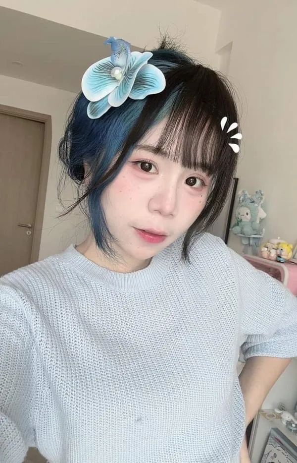 Hình Simmy tóc xanh kẹp nơ chụp cận mặt da sáng mịn môi hồng nhìn máy cực cuốn