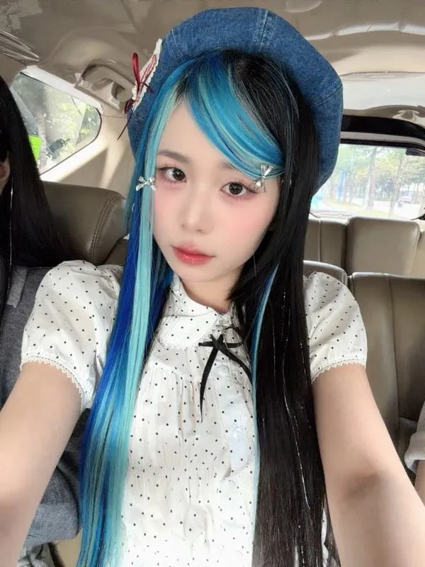 Simmy tóc xanh xoã nhẹ trong phòng tay chạm tóc da trắng mịn nhìn vào là thấy cute