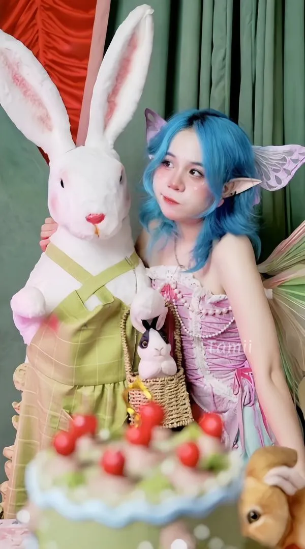 Góc cận Trúc Đào trong xe tóc xanh dài mượt ánh mắt có hồn gợi cảm mà vẫn trong trẻo