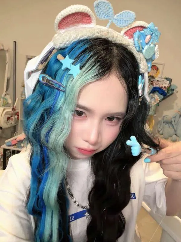 Khung ảnh Simmy bên tượng thỏ outfit hồng mềm mại chân thon tạo cảm giác mơ màng dễ nhìn