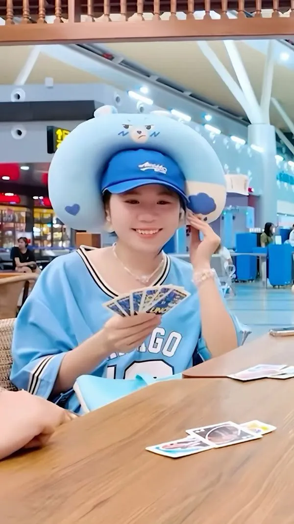 Simmy nghiêng đầu chạm tóc kẹp xanh gương mặt bầu bĩnh môi chúm chím nhìn rất cuốn