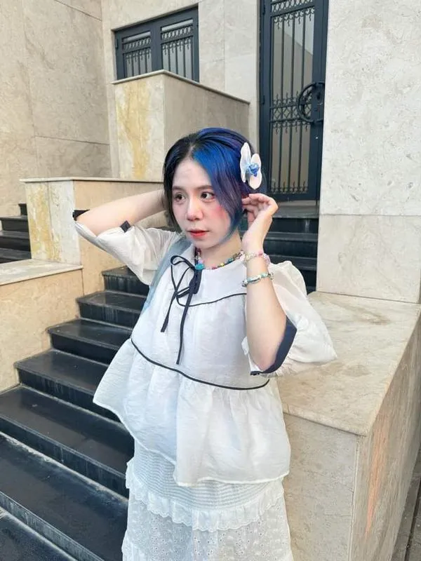 Trúc Đào đội mũ xanh ngồi quán nhìn nghiêng khoe cổ thon tay trắng mịn phong thái tự nhiên