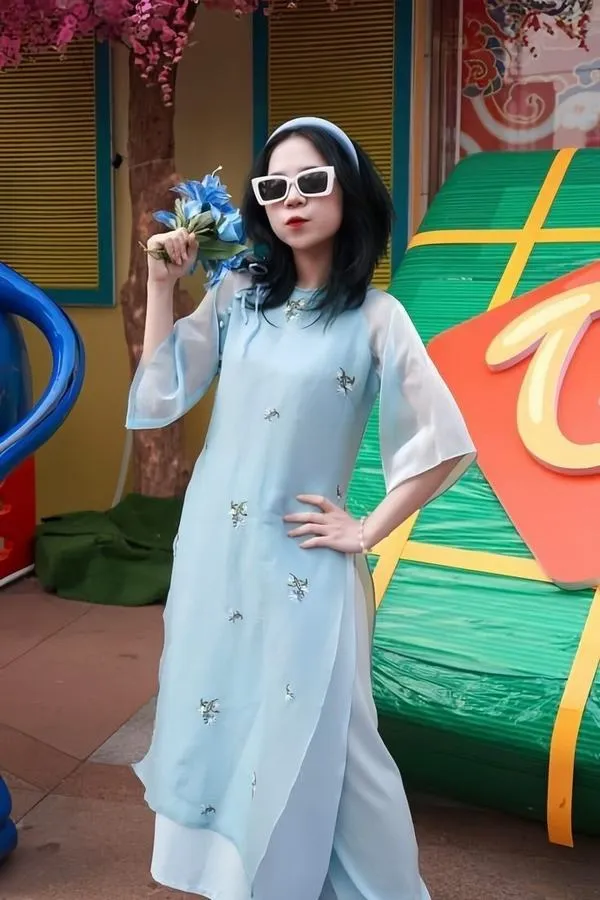 Simmy mặc váy trắng đứng bậc thềm nhẹ nhàng tôn eo nhỏ chân dài nhìn vừa nữ tính vừa tinh