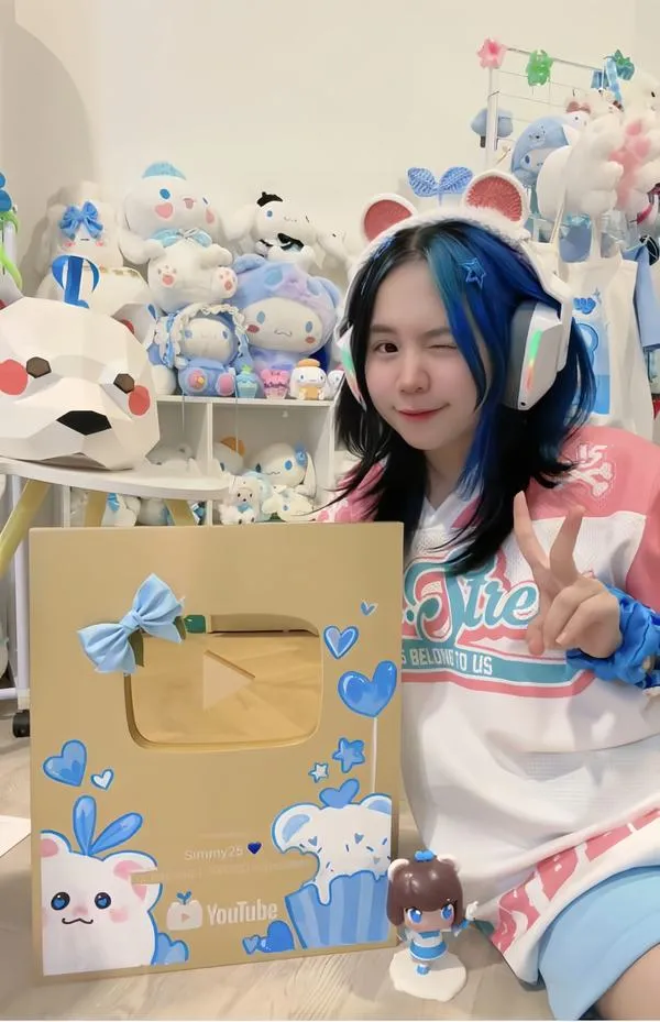 Tiểu Đào váy xanh kính râm bối cảnh vui nhộn da mịn dáng thanh khiến người xem khó rời mắt