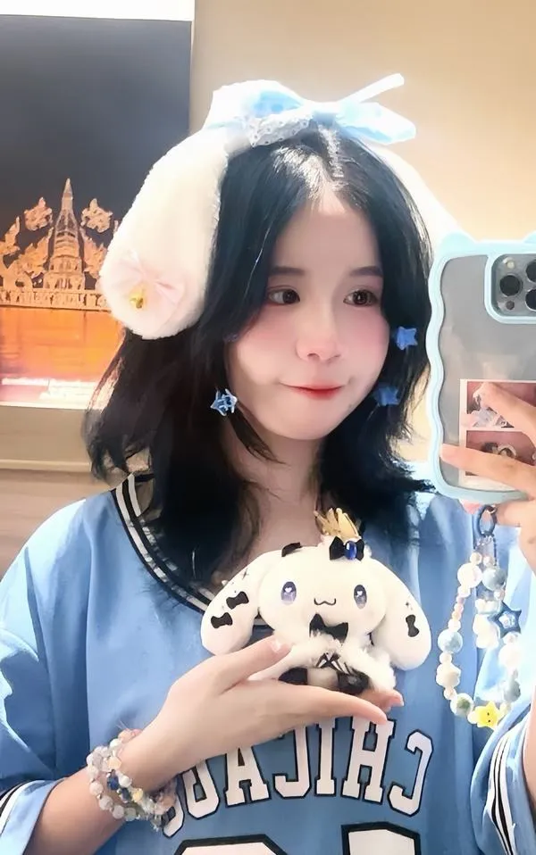 Simmy ôm thú bông trước gương da trắng môi hồng nhìn hiền mà vẫn có nét quyến rũ