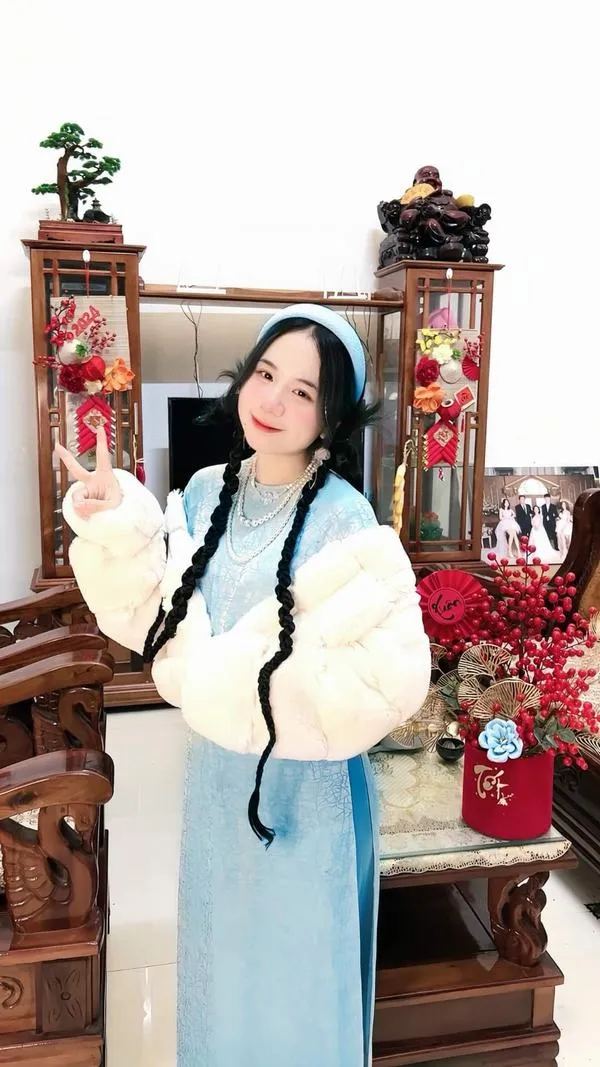 Ảnh Trúc Đào diện váy trắng tạo dáng trước bối cảnh trang trí ấm áp eo thon chân dài nổi bật