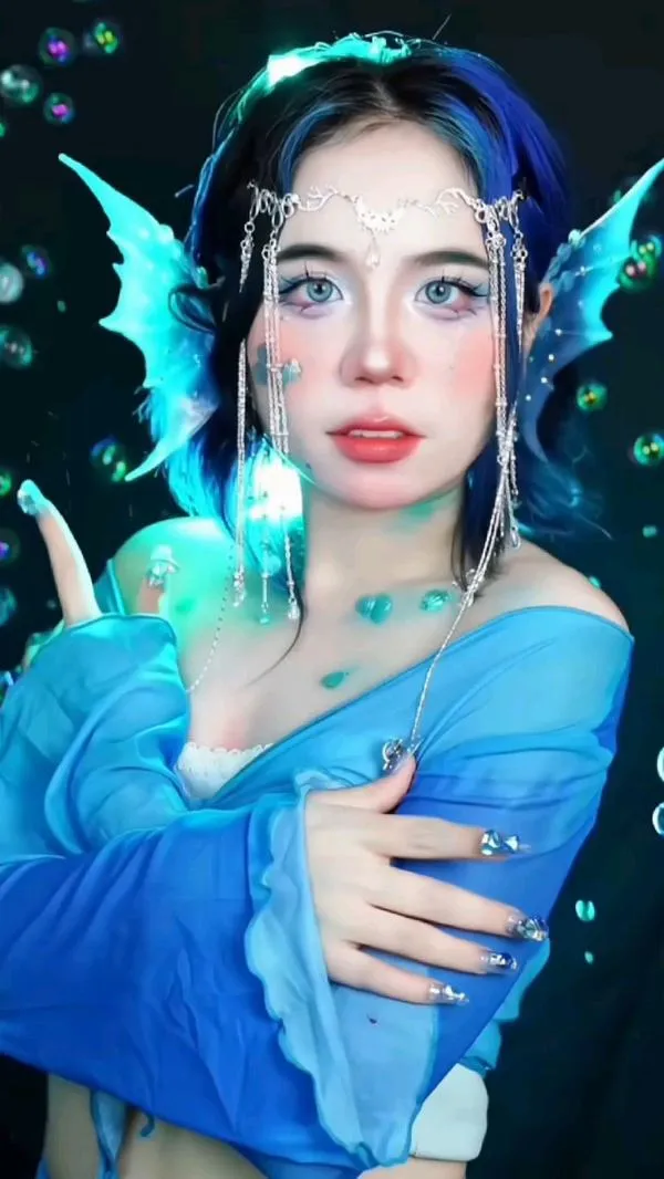 Trúc Đào hoá nàng tiên nước concept kỳ ảo ánh sáng xanh làm đôi mắt long lanh cực hút