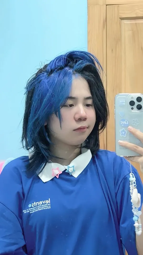 Tiểu Đào mặc áo xanh giản dị gương mặt sáng nét môi nhẹ nhìn càng lâu càng mê